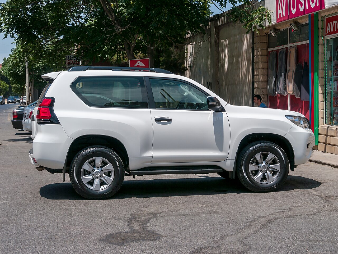 Luxury SUV — image 3